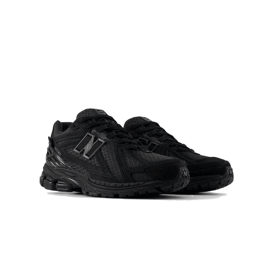 1906R Cordura 'Black Magnet'