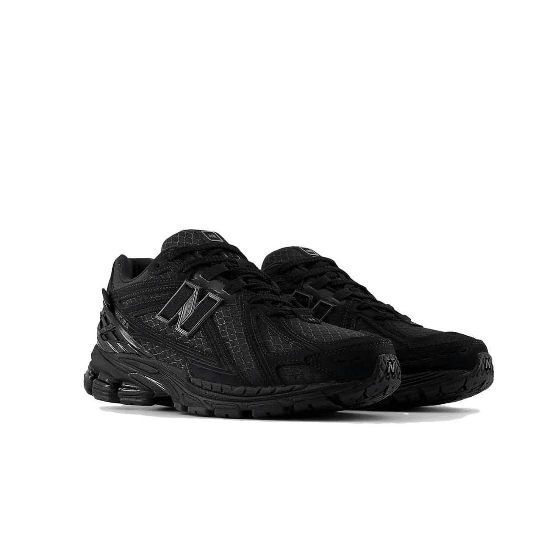 1906R Cordura 'Black Magnet'